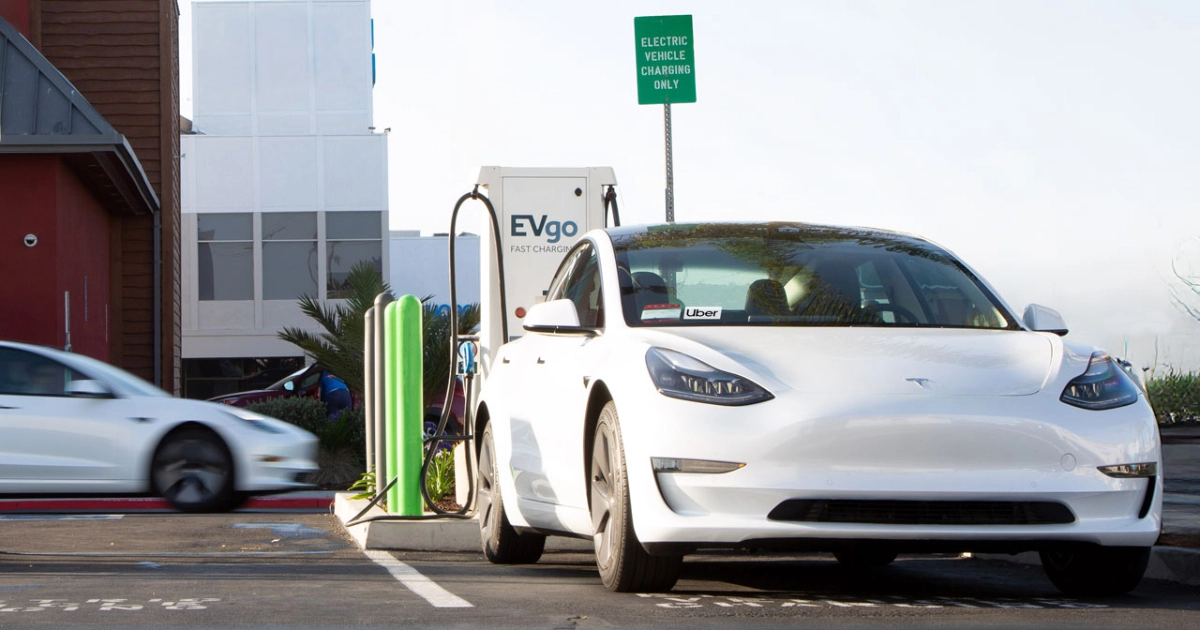 Tesla Model 3: Riflessioni e futuro delle stazioni di ricarica