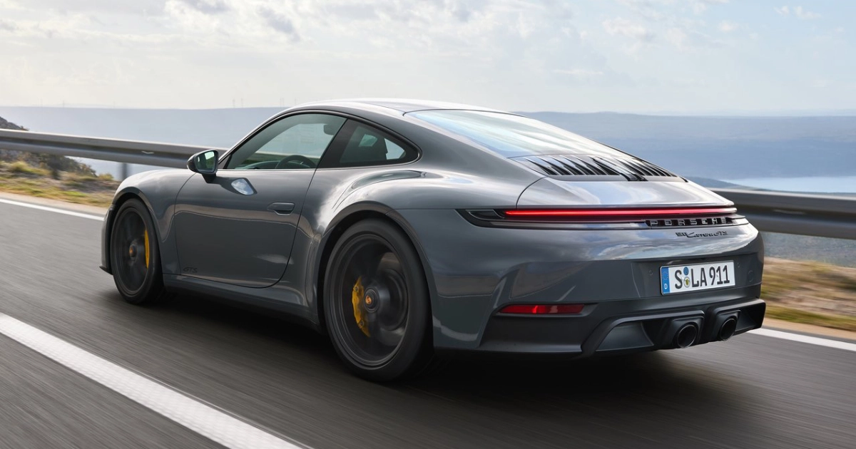 Esplorando la Potenza Iconica: Un'Analisi Approfondita della Porsche 911 Carrera GTS