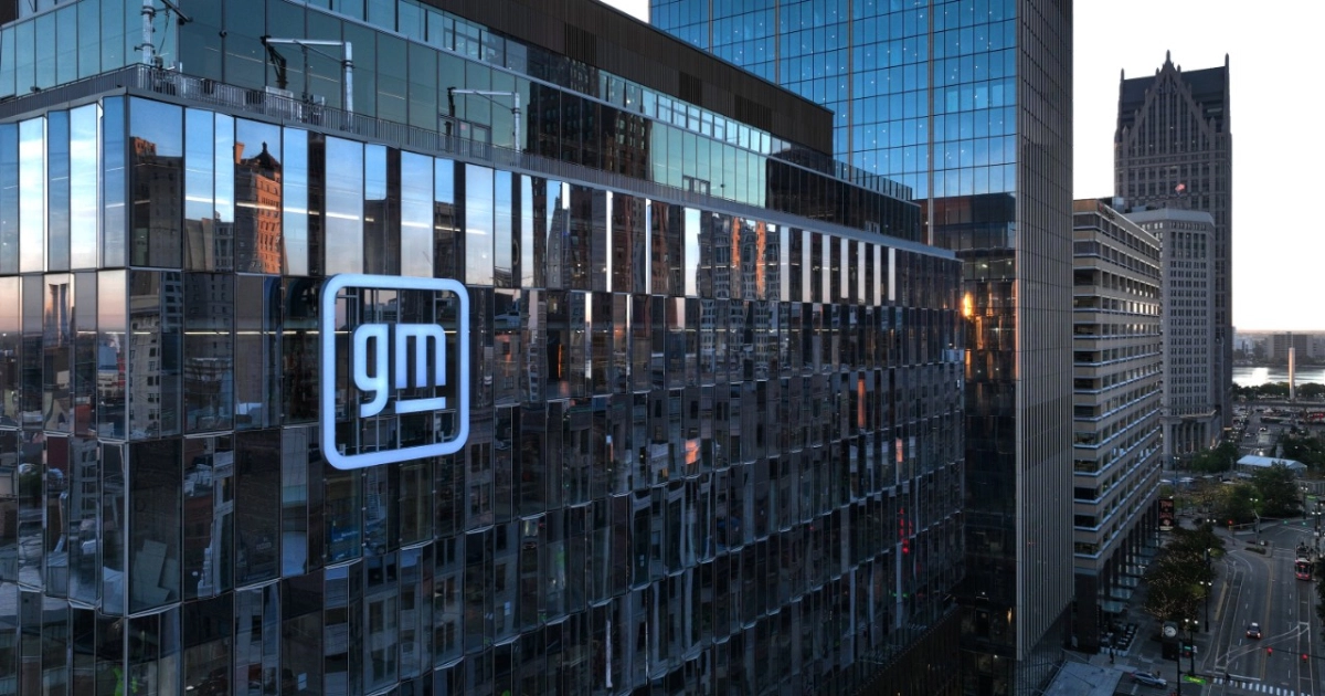 General Motors: il maestoso logo nel cuore di Detroit