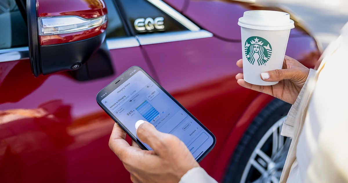 Futuro Elettrico: Mercedes-Benz EQE si ricarica da Starbucks