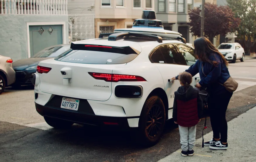 Waymo e Cruise hanno ottenuto l'approvazione per le corse in robotaxi a pagamento 24 ore su 24 a San Francisco Waymo e Cruise hanno ottenuto l'approvazione per le corse in robotaxi a pagamento 24 ore su 24 a San Francisco
