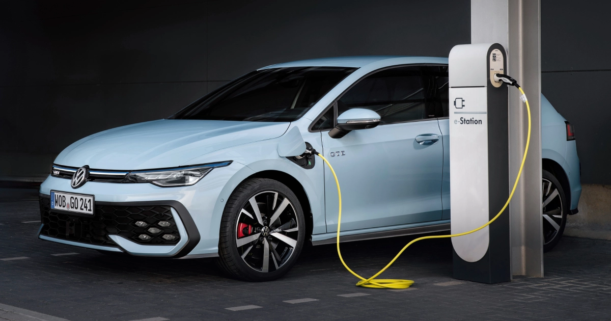 Elettricità in azione: test del Golf GTE a una stazione di ricarica