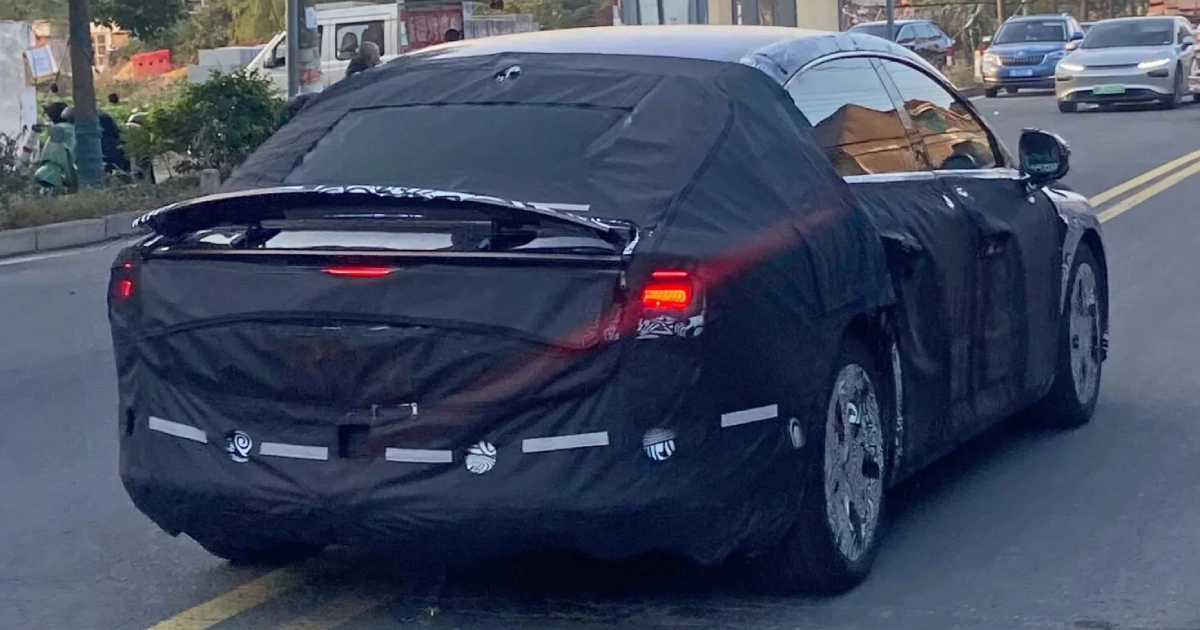 Intrigante Smart #6: Prototipo Camuffato di un Nuovo Veicolo Elettrico