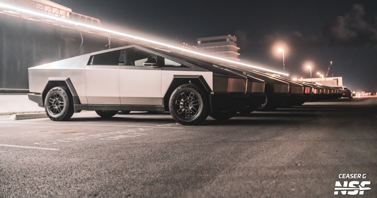 Futuro su ruote: Tesla Cybertruck avvistato allo Starbase di SpaceX Esclusiva: Tesla Cybertruck in movimento nello SpaceX Starbase