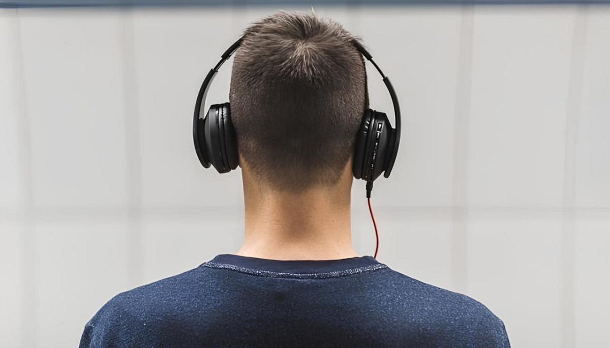 Segreti del volo sonico: come la tecnologia delle cuffie ci avvicina alla musica Nuovi orizzonti del suono: come le cuffie high-tech stanno cambiando il modo in cui viviamo il suono