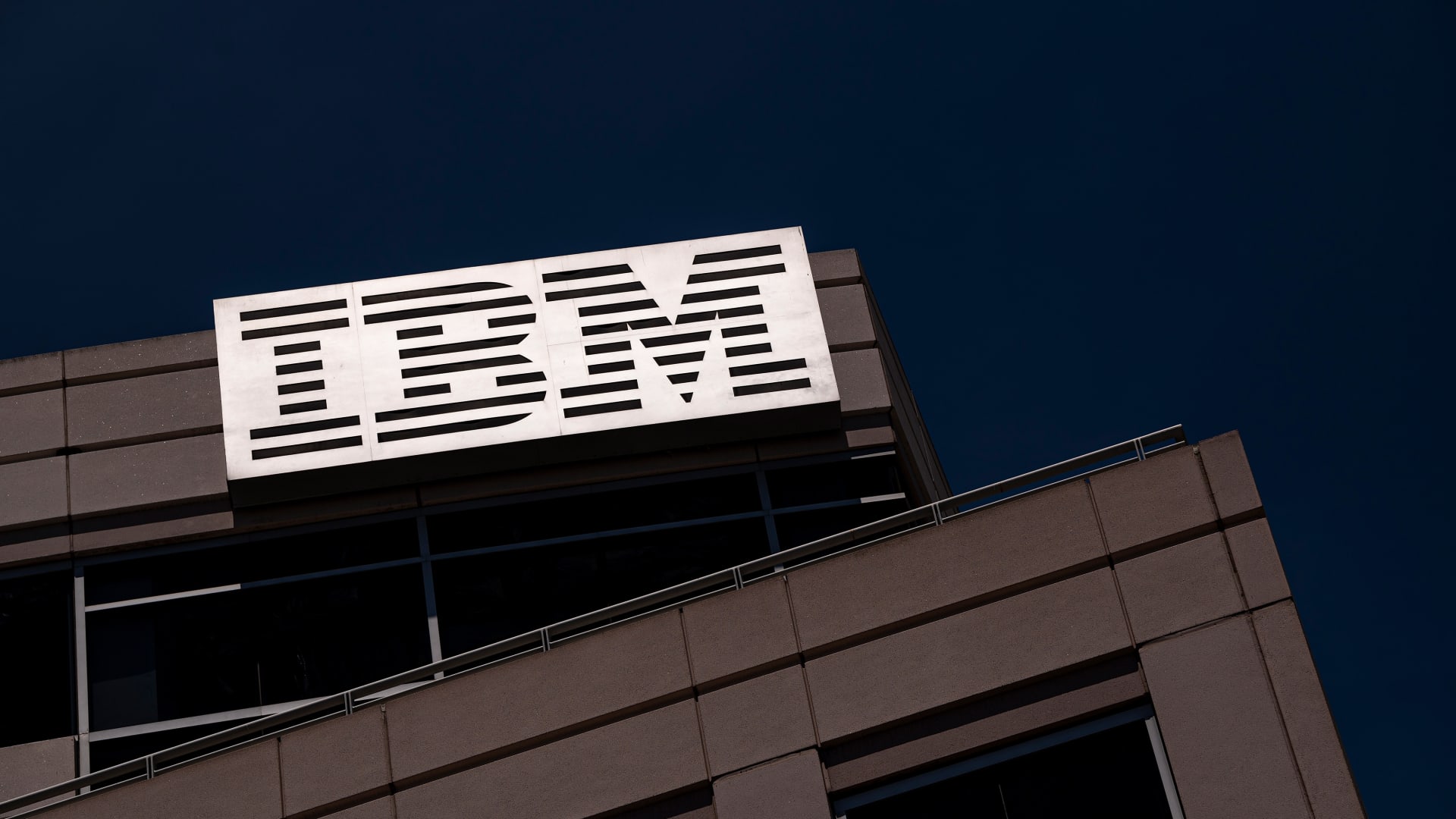 Il CEO di IBM ritiene che l'intelligenza artificiale avrà un impatto soprattutto sui posti di lavoro dei colletti bianchi, ma non li sostituirà