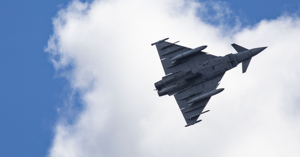 Il Regno Unito ha inviato i caccia Eurofighter Typhoon FGR4 al confine con la Russia per esercitarsi nel combattimento aria-aria e distruggere gli obiettivi a terra. Il Regno Unito ha inviato i caccia Eurofighter Typhoon FGR4 al confine con la Russia per esercitarsi nel combattimento aria-aria e distruggere gli obiettivi a terra.