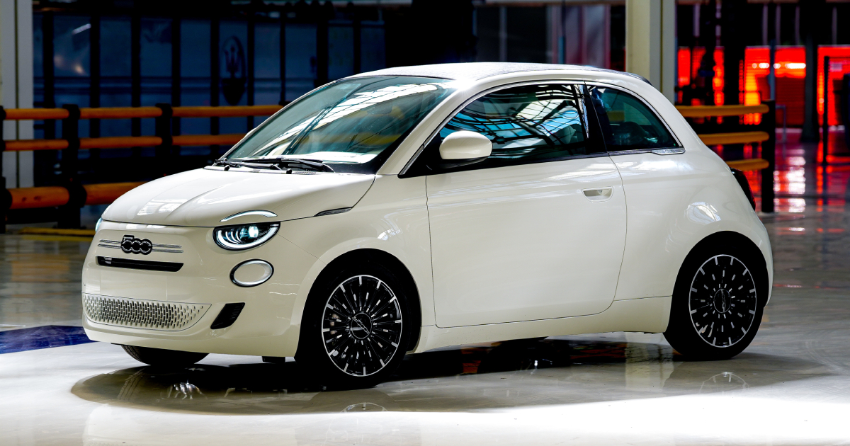Fiat 500 Hybrid: Uno Sguardo Al Cuore Verde di un Icona Automobilistica Esplorando il Futuro Sostenibile: Interni della Fiat 500 Hybrid