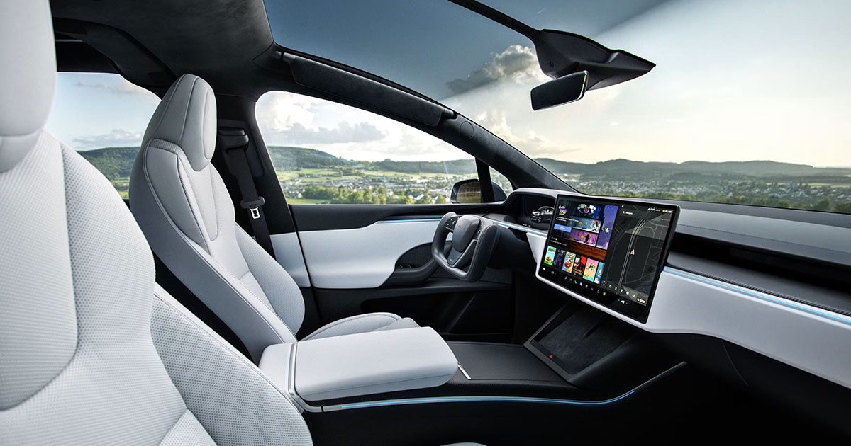 Una panoramica degli interni affascinanti della Tesla Model X