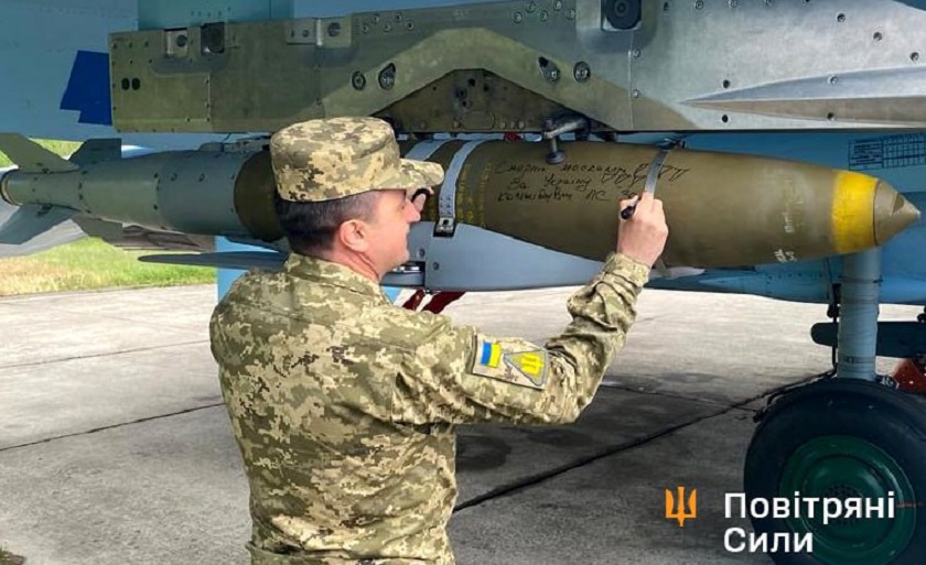 I caccia ucraini Su-27 possono lanciare anche le bombe intelligenti JDAM a raggio esteso.