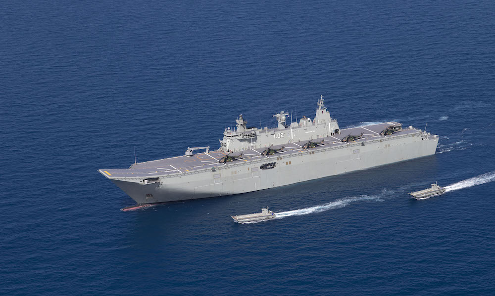 L'Australia ha inviato la sua nave più grande, la HMAS Canberra, nel Mar Cinese Meridionale per esercitazioni congiunte con Stati Uniti e Filippine. L'Australia ha inviato la sua nave più grande, la HMAS Canberra, nel Mar Cinese Meridionale per esercitazioni congiunte con Stati Uniti e Filippine.