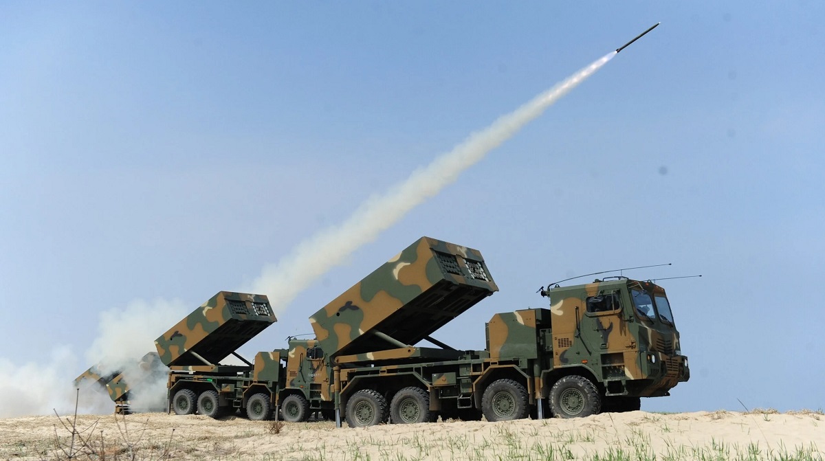 La Polonia ha ricevuto il primo dei 218 lanciarazzi multipli K239 Chunmoo nell'ambito di un contratto del valore di 3,55 miliardi di dollari. La Polonia ha ricevuto il primo dei 218 lanciarazzi multipli K239 Chunmoo nell'ambito di un contratto del valore di 3,55 miliardi di dollari.