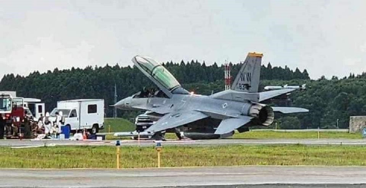 L'aeronautica militare statunitense sta indagando su un'emergenza che ha coinvolto un caccia F-16D Fighting Falcon in una base aerea in Giappone. L'aeronautica militare statunitense sta indagando su un'emergenza che ha coinvolto un caccia F-16D Fighting Falcon in una base aerea in Giappone.