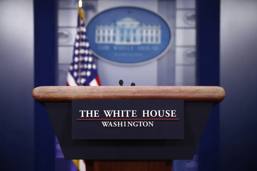 Biden firma un ordine esecutivo che limita gli investimenti in aziende tecnologiche cinesi legate all'intelligenza artificiale Biden firma un ordine esecutivo che limita gli investimenti in aziende tecnologiche cinesi legate all'intelligenza artificiale