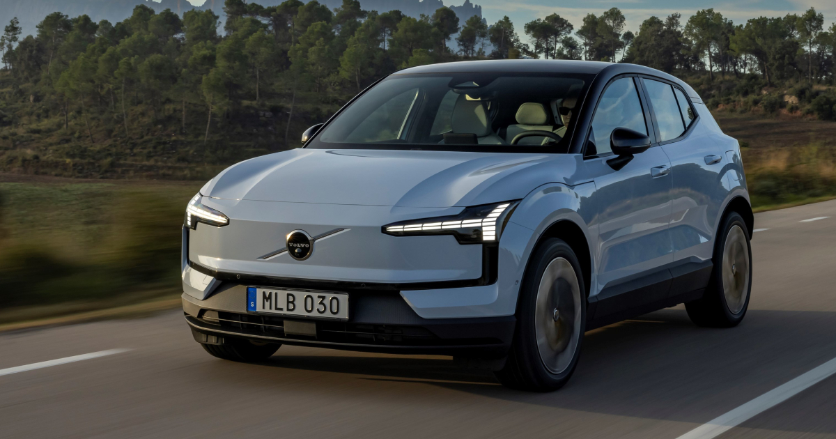 Nuovo crossover elettrico Volvo EX30 in elegante Blu Nuvola