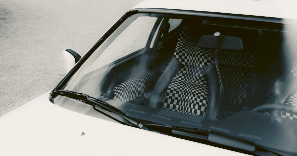 Un tuffo nella storia: Porsche rievoca tessuti leggendari