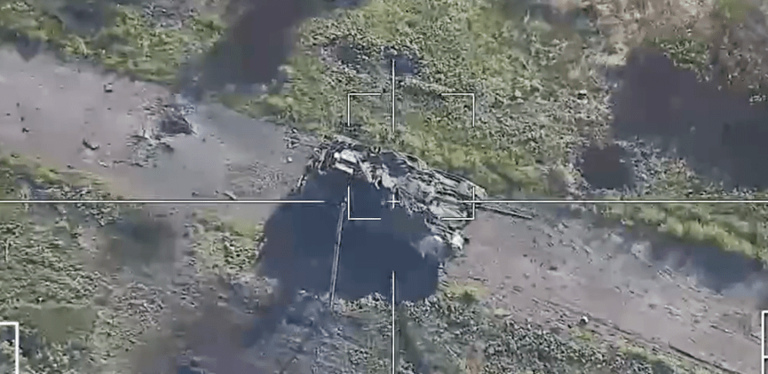 I russi cercano di distruggere il proprio carro armato T-90M abbandonato, del valore di 4,5 milioni di dollari, con i droni kamikaze Lancet