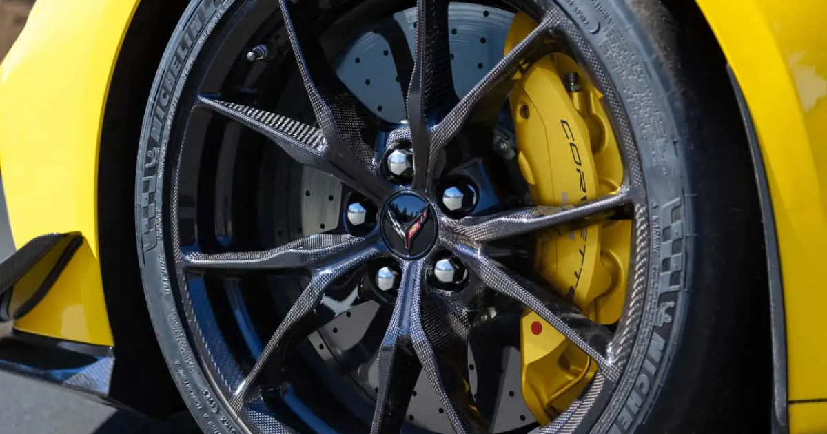 Innovazione in movimento: ruote e sistema frenante della Chevrolet Corvette ZR1 Licenza Analisi Tecnica: Ruote e Freni della Chevrolet Corvette ZR1