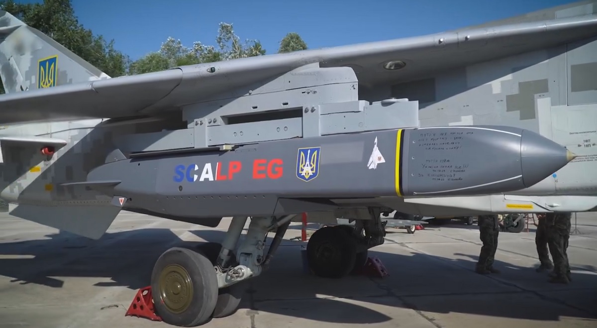 Zelenskyy ha mostrato per la prima volta i missili francesi SCALP-EG, con una gittata di lancio di oltre 250 chilometri, su un bombardiere ucraino Su-24 di prima linea.