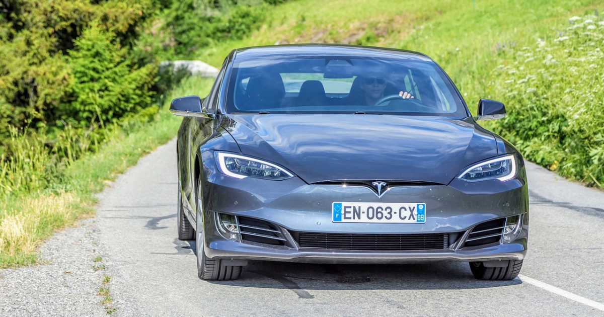 Tesla Model S: ospiti dalla Francia sono visibili nelle nostre strade Tesla Model S e il fascino della strada francese: una nuova tendenza?