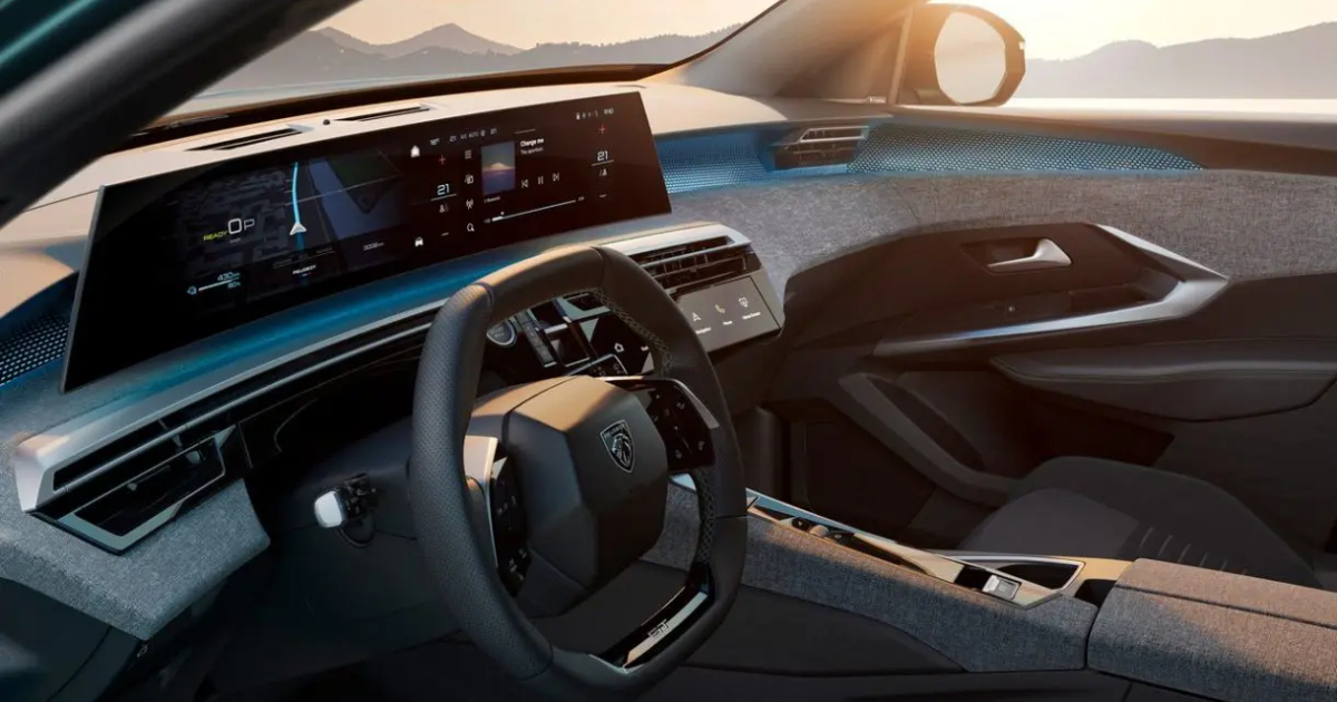 Tecnologia e Design nell'Innovativo i-Cockpit di Peugeot Esplorare il futuro della guida: all'interno del Peugeot i-Cockpit