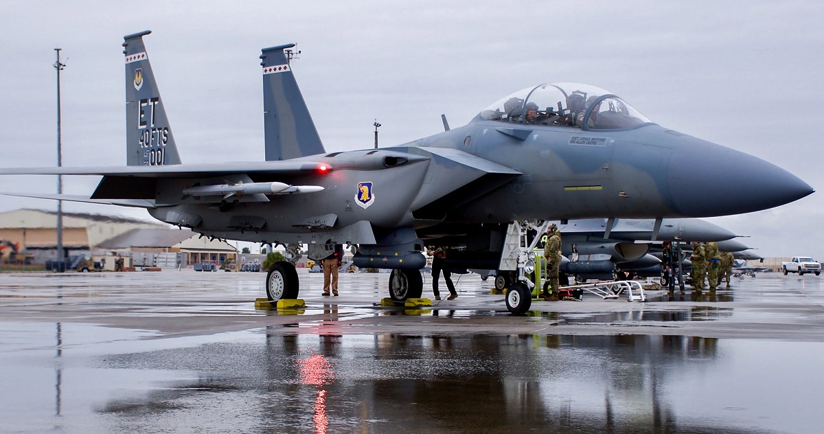Boeing si prepara a consegnare all'aeronautica militare statunitense il primo caccia ammodernato F-15EX Eagle II Generation 4.5+ in due anni e mezzo. Boeing si prepara a consegnare all'aeronautica militare statunitense il primo caccia ammodernato F-15EX Eagle II Generation 4.5+ in due anni e mezzo.