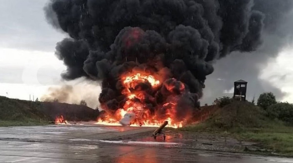Un drone kamikaze sconosciuto ha completamente distrutto un bombardiere strategico Tu-22M3 proprio in un aeroporto in Russia Un drone kamikaze sconosciuto ha completamente distrutto un bombardiere strategico Tu-22M3 proprio in un aeroporto in Russia
