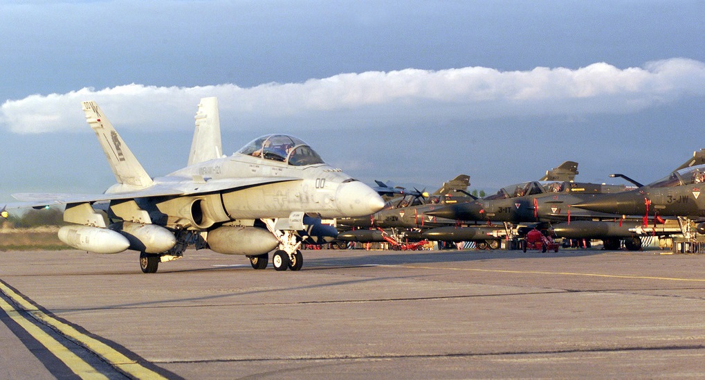 Un caccia F/A-18D Hornet del Corpo dei Marines degli Stati Uniti è precipitato nei pressi di una base militare in California.