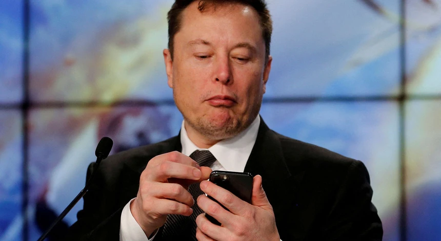 La polizia non multerà Elon Musk per aver usato lo smartphone mentre guidava una Tesla a guida autonoma attivata La polizia non multerà Elon Musk per aver usato lo smartphone mentre guidava una Tesla a guida autonoma attivata