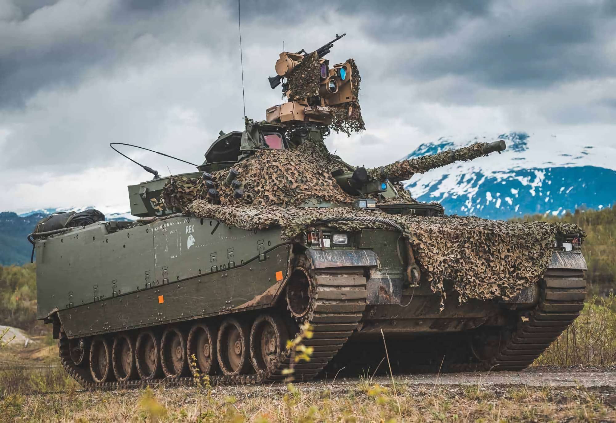 Volodymyr Zelenskyy ha confermato che l'Ucraina produrrà veicoli da combattimento di fanteria svedesi CV90