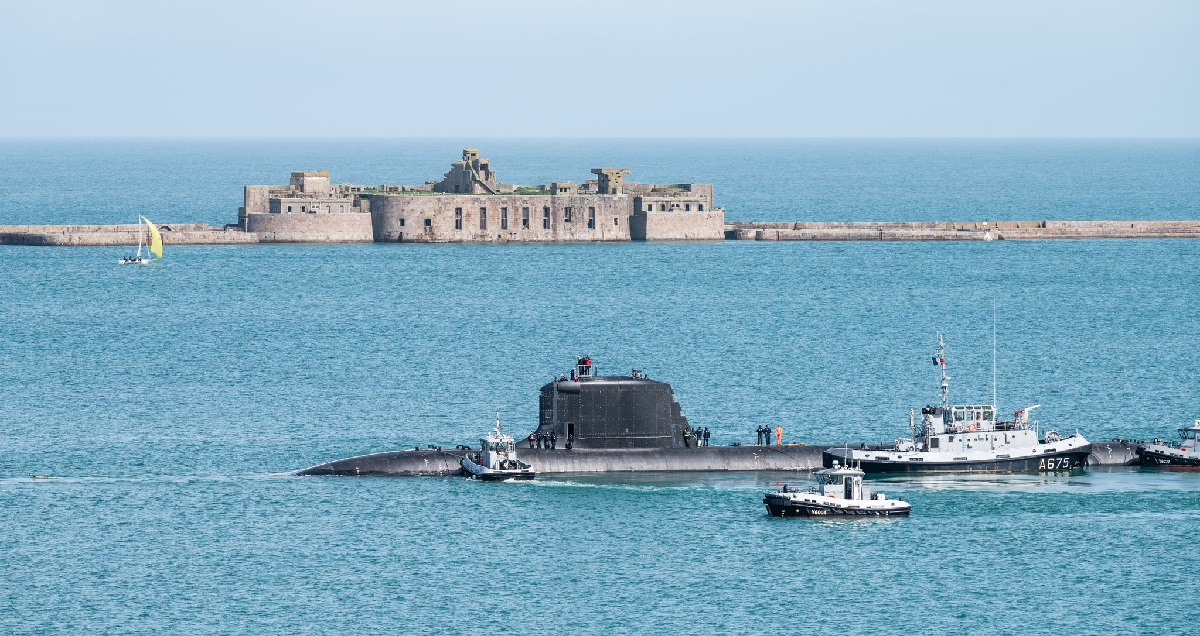 La Marina francese ha ricevuto il sottomarino d'attacco a propulsione nucleare Duguay-Trouin della classe Barracuda, che sarà armato con missili Naval SCALP con una gittata massima di 1.000 chilometri. La Marina francese ha ricevuto il sottomarino d'attacco a propulsione nucleare Duguay-Trouin della classe Barracuda, che sarà armato con missili Naval SCALP con una gittata massima di 1.000 chilometri.