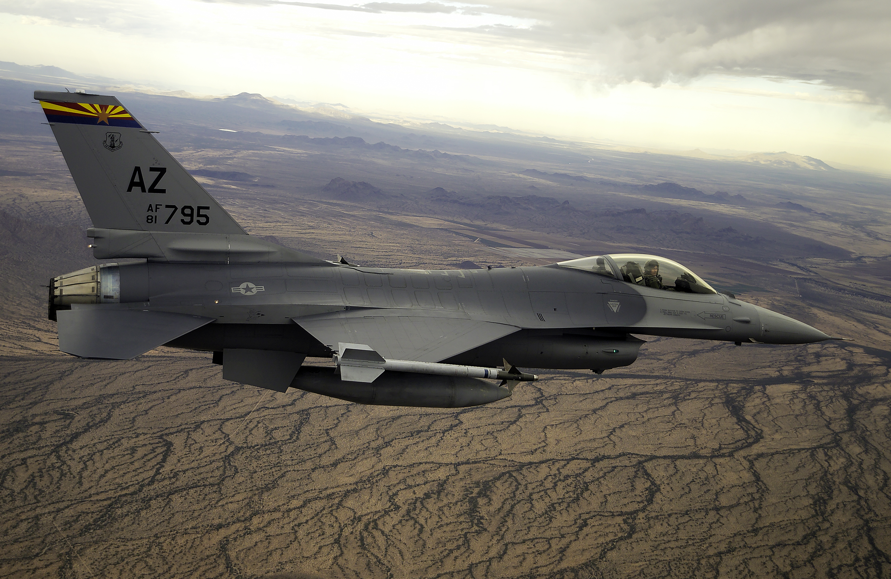I Paesi Bassi e la Danimarca hanno confermato che gli Stati Uniti permetteranno il trasferimento di jet da combattimento F-16 all'Ucraina dopo che i piloti ucraini avranno completato un programma di addestramento. I Paesi Bassi e la Danimarca hanno confermato che gli Stati Uniti permetteranno il trasferimento di jet da combattimento F-16 all'Ucraina dopo che i piloti ucraini avranno completato un programma di addestramento.