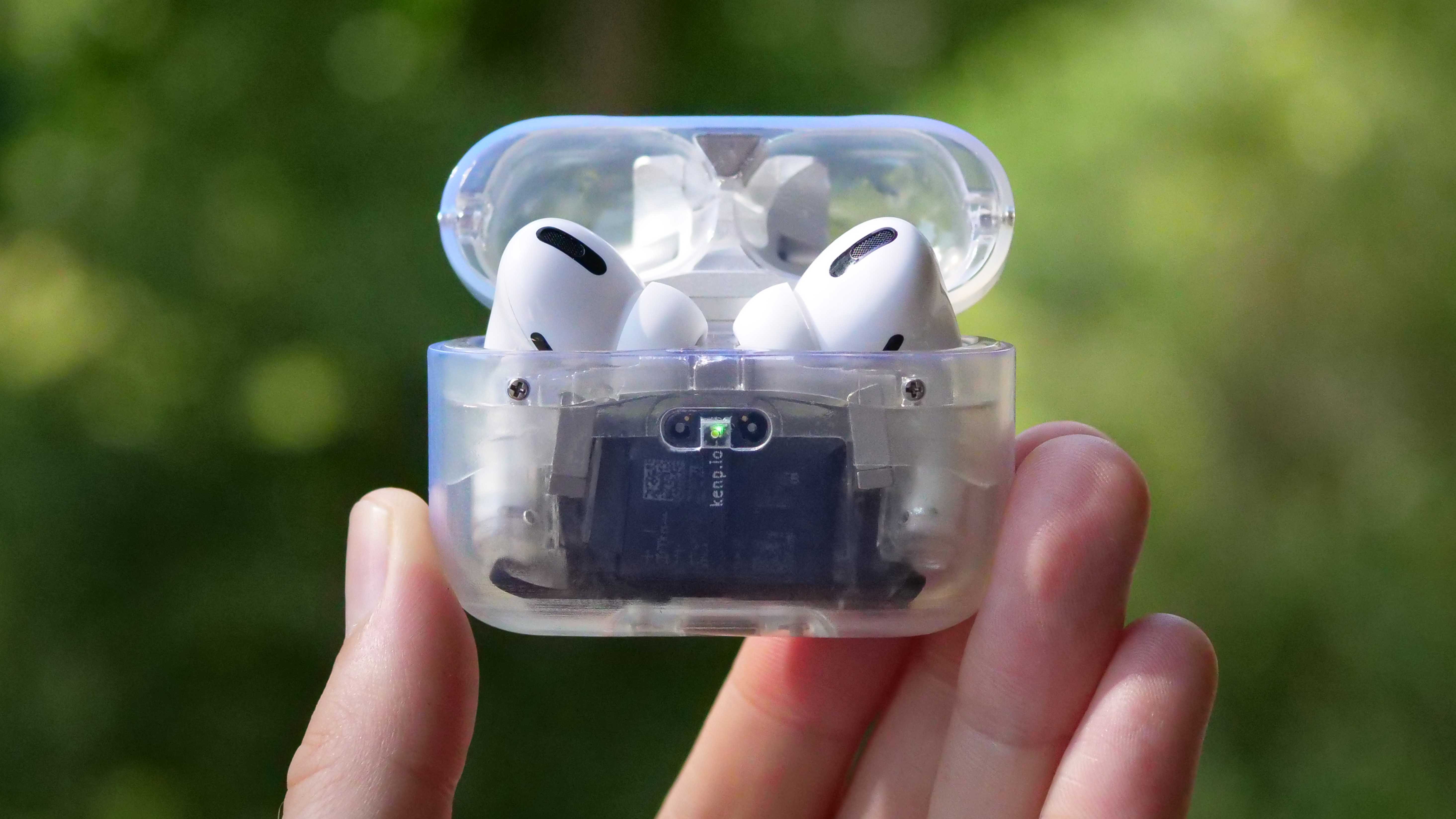 Nello stile di Nothing: il creatore del primo iPhone USB-C ha stampato in 3D una custodia trasparente per AirPods Pro