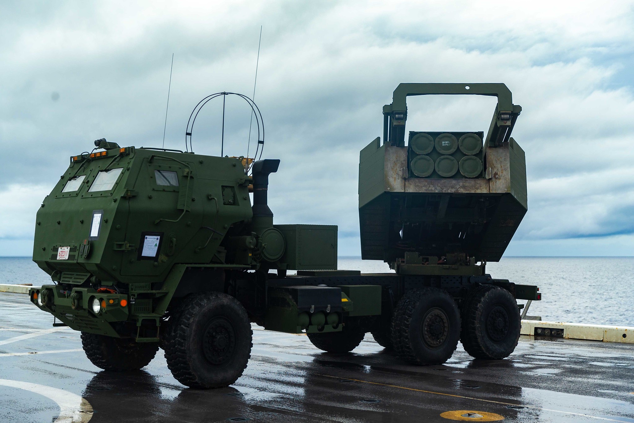 Uno sguardo approfondito alle capacità e caratteristiche del sistema M142 HIMARS M142 HIMARS: una piattaforma missilistica mobile che sta cambiando il corso del combattimento moderno