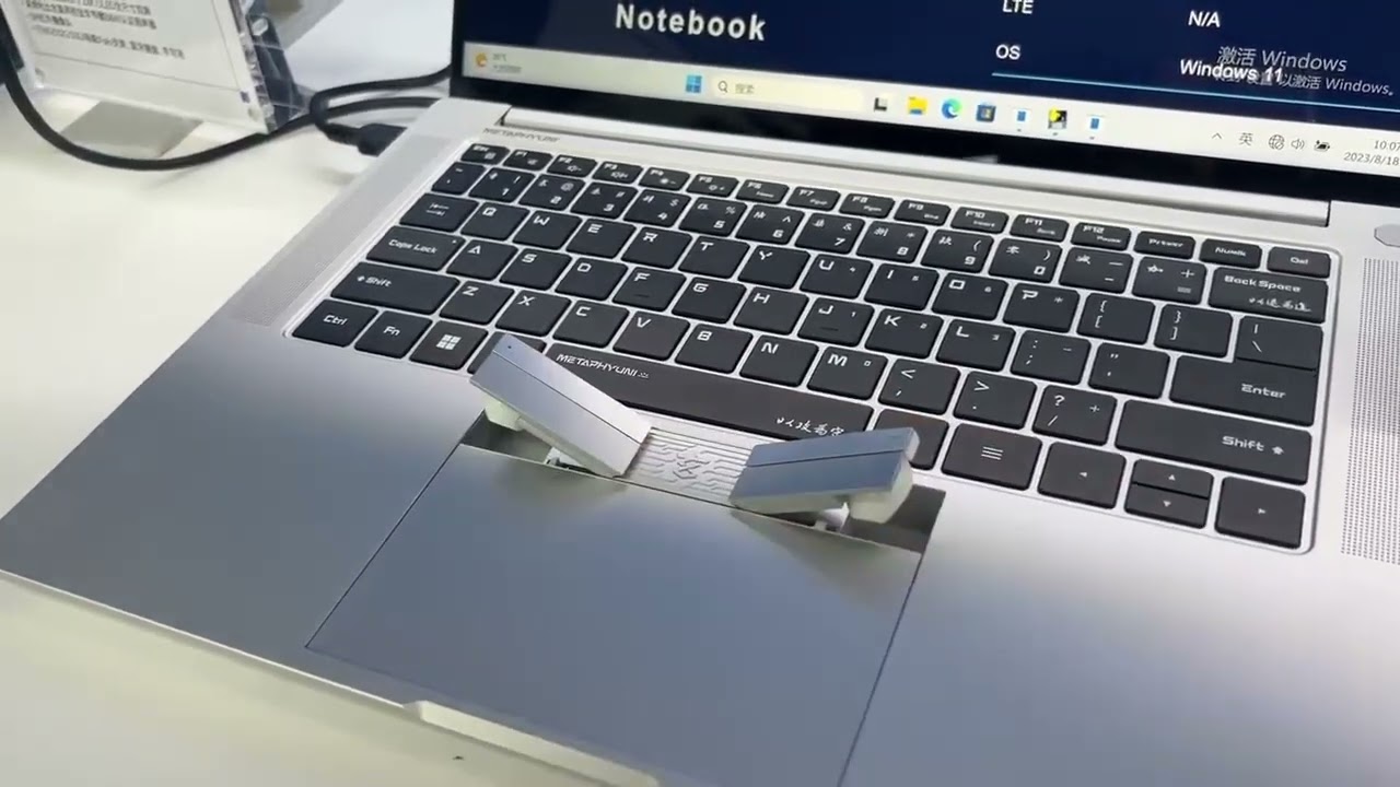 2-in-1: un'azienda cinese ha presentato un laptop con cuffie wireless integrate nel touchpad 2-in-1: un'azienda cinese ha presentato un laptop con cuffie wireless integrate nel touchpad