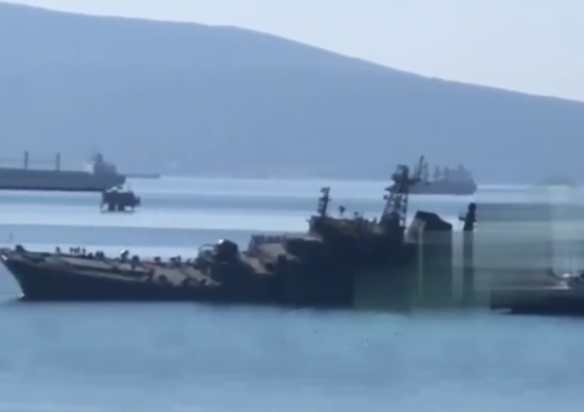 Droni marittimi hanno attaccato la base militare rf a Novorosiysk, l'attacco ha danneggiato la grande nave da sbarco Olenegorsk Miner Droni marittimi hanno attaccato la base militare rf a Novorosiysk, l'attacco ha danneggiato la grande nave da sbarco Olenegorsk Miner