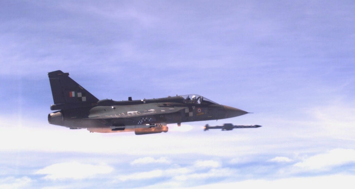 Il caccia indiano Tejas ha lanciato il suo primo missile ASTRA BVR, che ha una gittata di lancio di 100 chilometri e una velocità massima di oltre 5.500 km/h. Il caccia indiano Tejas ha lanciato il suo primo missile ASTRA BVR, che ha una gittata di lancio di 100 chilometri e una velocità massima di oltre 5.500 km/h.