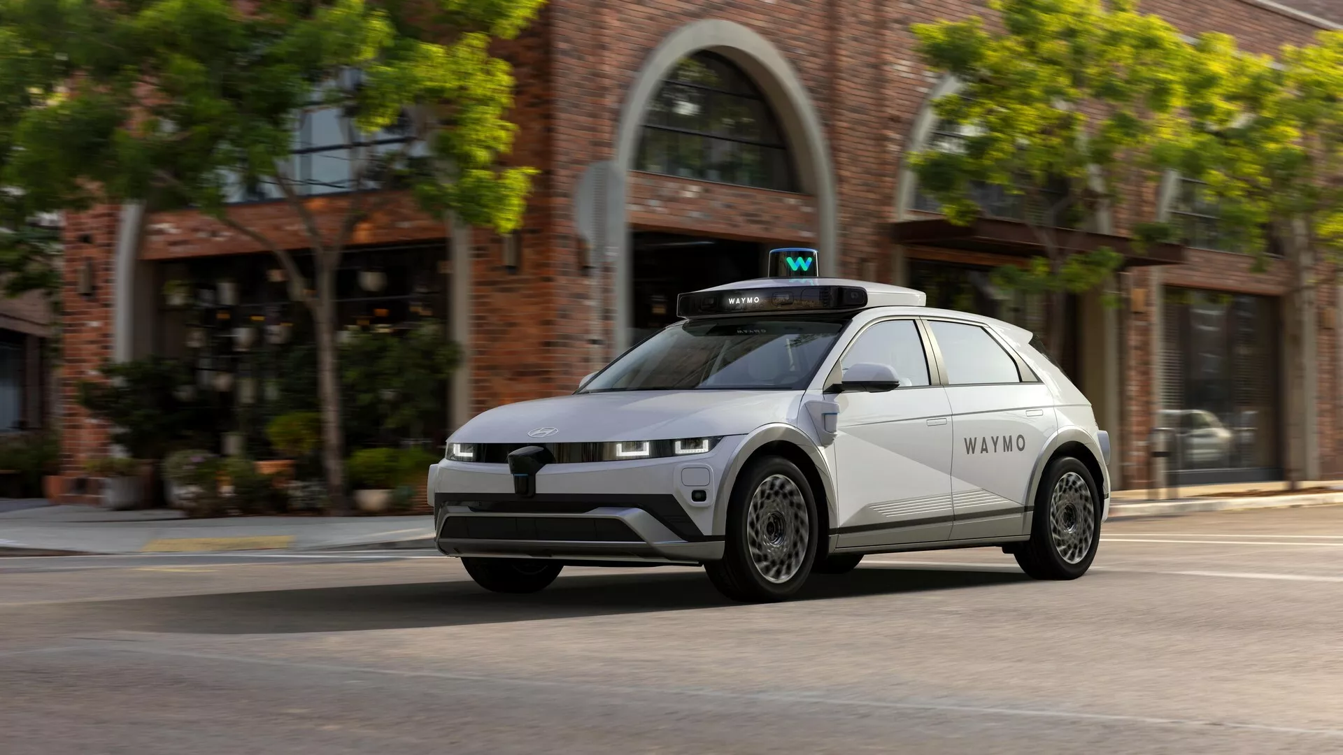 Waymo sceglie la Hyundai Ioniq 5 per il nuovo robotaxi Waymo sceglie la Hyundai Ioniq 5 per il nuovo robotaxi
