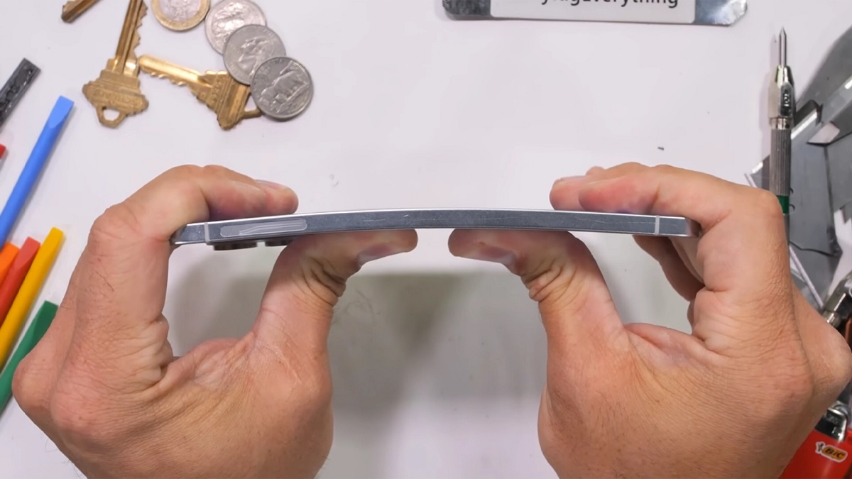 Dietro le quinte dei test: segreti degli screenshot del video di JerryRigEverything Recensione di JerryRigEverything: cosa si nasconde dietro lo schermo?
