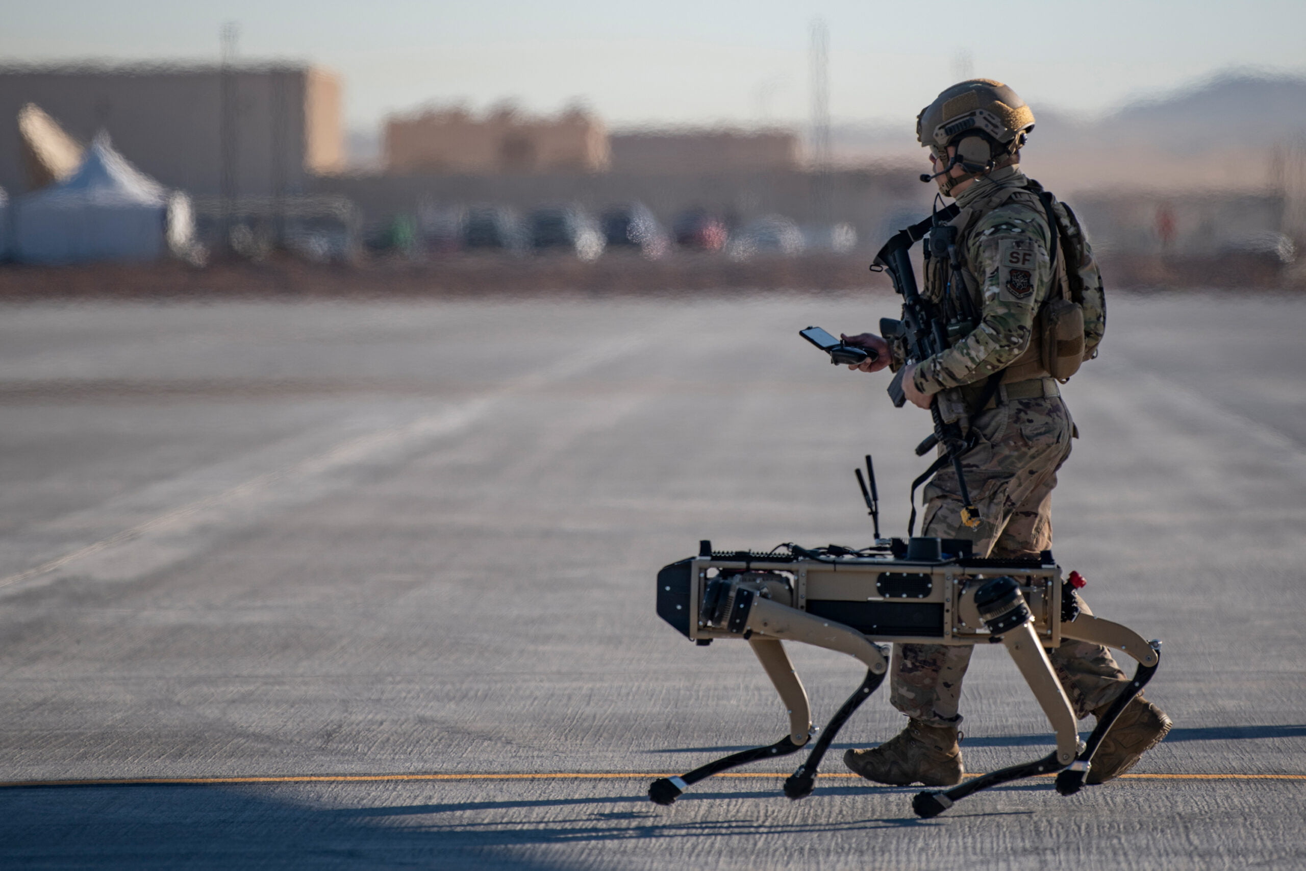 Come i cani robot stanno cambiando l'approccio alle pattuglie militari Soldato e cane robot: Tecnologia moderna in prima linea
