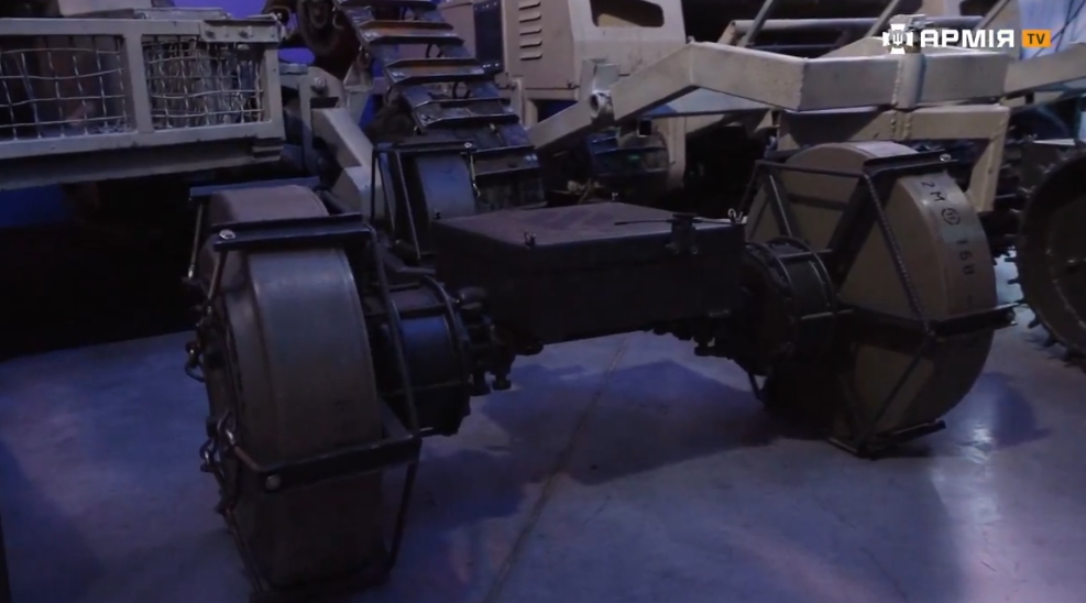 La rivoluzione dei droni: Mine TM-62 come ruote: un nuovo approccio ai droni Innovazioni senza limiti: Drone con mine TM-62 al posto delle ruote