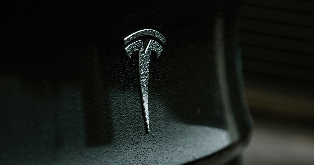 Tesla ha vissuto il suo peggior giorno in borsa dal 2020: le azioni sono scese del 15%. Tesla ha vissuto il suo peggior giorno in borsa dal 2020: le azioni sono scese del 15%.
