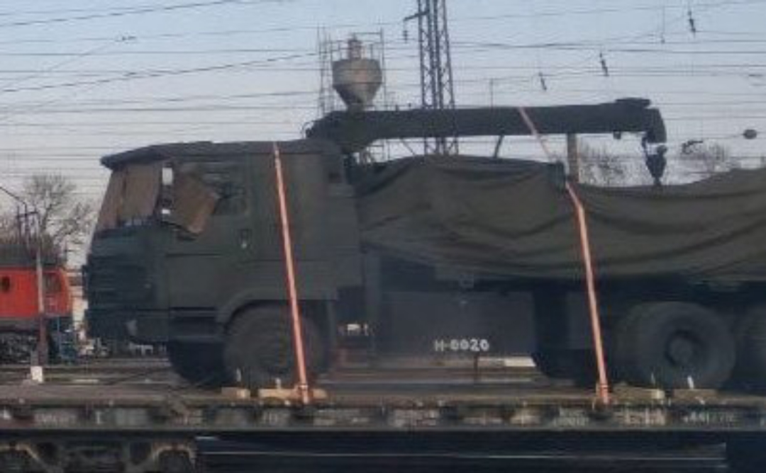 Carico insolito: una gru su un treno è sotto i riflettori in Crimea