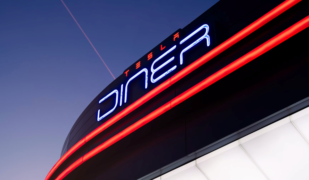 Tesla Diner cambia menù: come ha influito sui fan? Tesla Diner: il bacon scompare, ma le startup rimangono