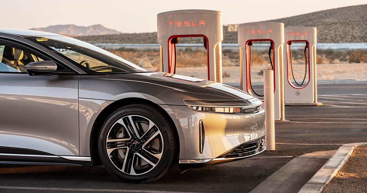 Incontro di punta: la Lucid Air utilizza l'infrastruttura di Tesla Lucid Air alimentata da Tesla: i confini della guerra tra auto elettriche si stanno sfocando