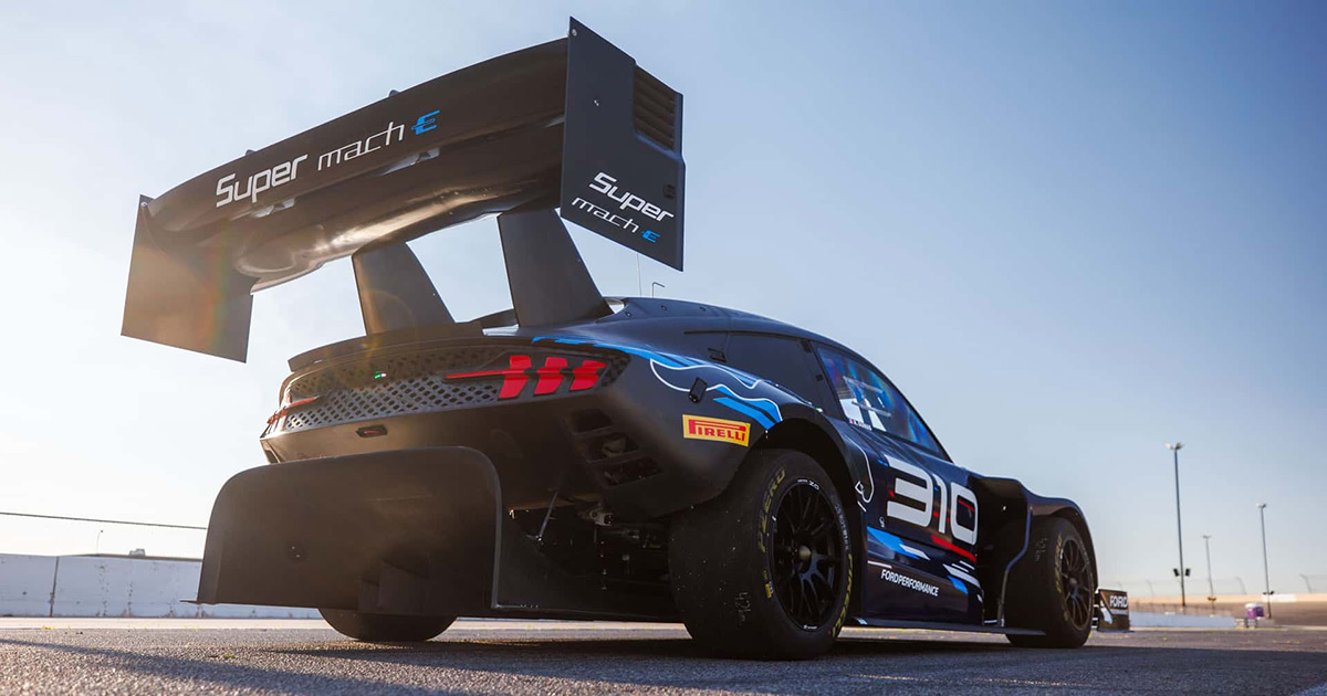 Rombante Everest di velocità: Ford Mustang Mach-E entra in battaglia a Pikes Peak Proiettare velocità: Ford Mustang Mach-E si lancia verso Pikes Peak.