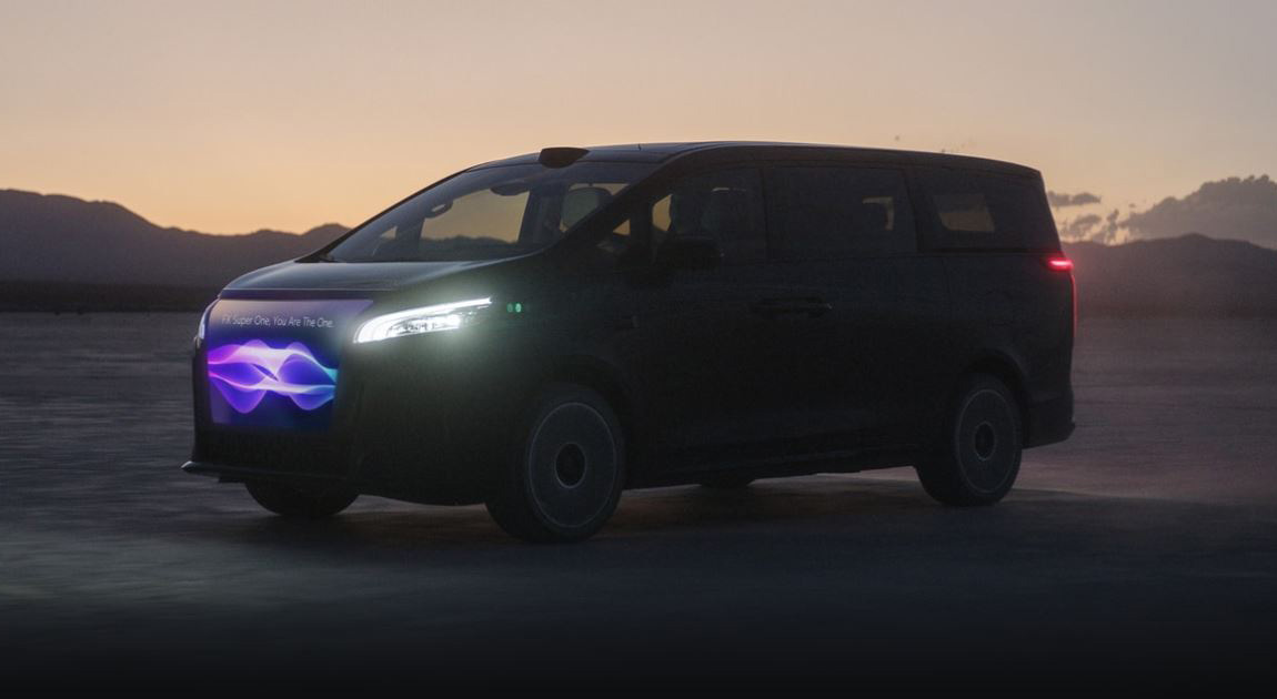 Faraday Future ha svelato l'FX Super One: un minibus elettrico con una "faccia" sulla griglia a LED Faraday Future ha svelato l'FX Super One: un minibus elettrico con una "faccia" sulla griglia a LED