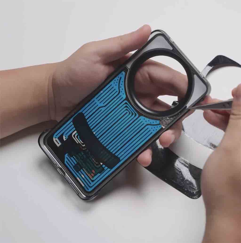 Ingegneri Huawei hanno implementato il raffreddamento liquido nel coperchio del Mate 60 Pro Huawei Mate 60 Pro: raffreddamento liquido innovativo proprio nel coperchio