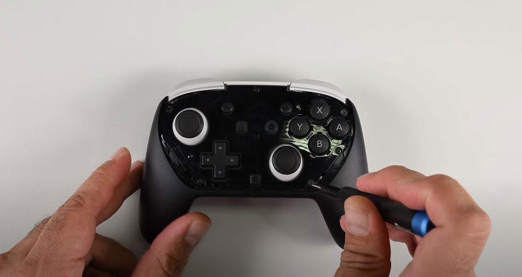 iFixit smonta il controller Pro per Nintendo Switch 2: cosa c'è dentro?