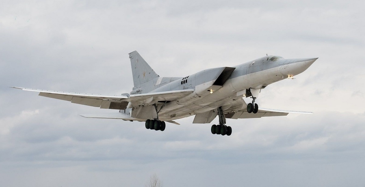 Un attacco di droni potrebbe aver colpito i missili bombardieri supersonici a capacità nucleare Tu-22M3 in una base militare in Russia